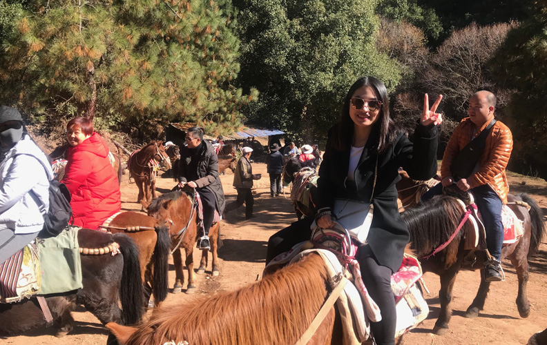 吃罷中午飯就是中外的茶馬古道—騎馬之旅！